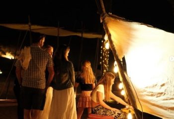 Karawanserei-Wüste mit Dünenfahrt und Abendessen in Luxuriöse Desert Venue Kamp4